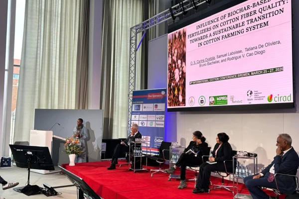 O. S. Carine Oyatola présente ses travaux à la Conférence Internationale du Coton de Brême